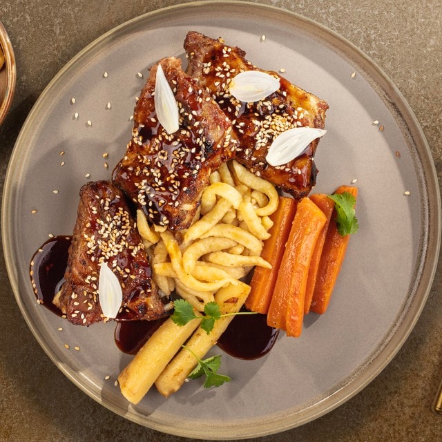 Żeberka wieprzowe/ sos Teriyaki/ warzywa korzeniowe/ spaetzle Żeberka wieprzowe/ sos Teriyaki/ warzywa korzeniowe/ spaetzle